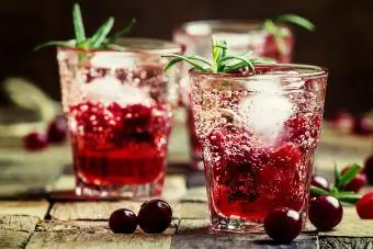 Bebida de vodca, gengibre e cranberry