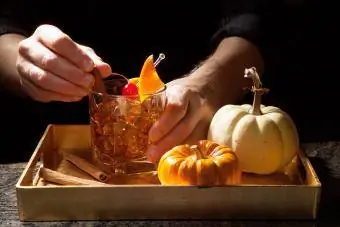 Inihahanda ang Old Fashioned Whisky Cocktail sa bar counter