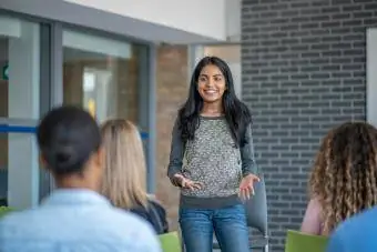 Student die een gepassioneerde toespraak houdt