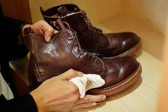 Limpiar zapatos de cuero con limpiador natural.