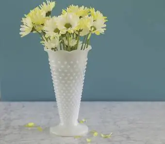Bílá skleněná váza na hřebíky s kopretinami