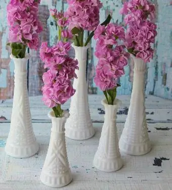 Vintage melkglazen knopvazen met roze bloemen