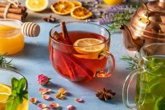 Hot Toddy su žolelėmis mėlyname mediniame fone