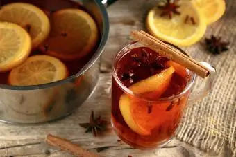 Класически Hot Toddy върху дървена маса