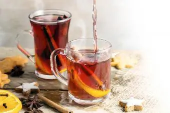 Trà Đen Toddy Đổ Vào Cốc Trên Bàn