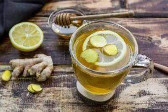 Ginger Toddy citron ingefära på träbord