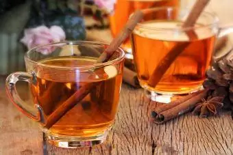 Spiced Toddy με ξυλάκια κανέλας