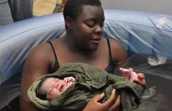 Ibu dan bayi baru lahir setelah melahirkan di air di rumah
