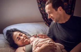 Padres sonrientes con recién nacido