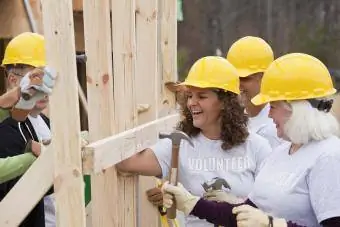 Voluntários construindo uma casa