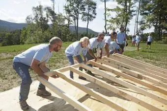 Voluntari în construcții construiesc o casă