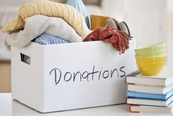 Миски, книги и ящик для пожертвований, наполненный одеялами.