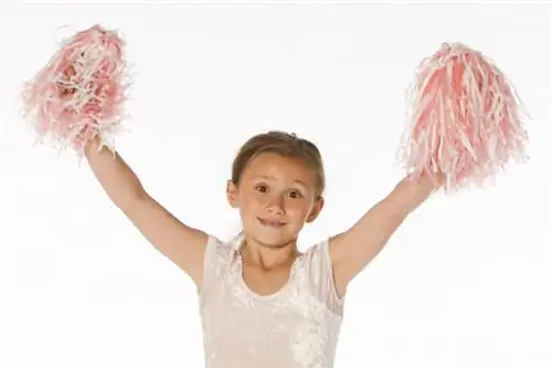 Saluti e canti carini per le cheerleader di calcio dei bambini