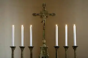Crucifix antic și lumânări
