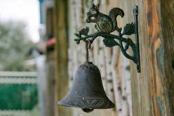 rustikálny zvonček s dekoráciou veveričky