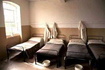 Sovesal i et gammelt engelsk victoriansk arbejdshus med kammerpotter