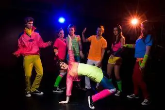 Remaja 1980-an memakai pakaian berwarna-warni