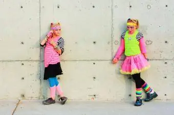 Κορίτσια που φορούν πολύχρωμα θερμαντήρες ποδιών