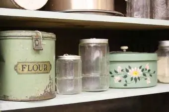 latas vintage na prateleira