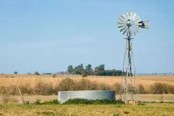 windmolenwaterpomp met tank op boerderij