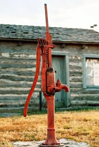 pompa dell'acqua del pozzo rosso