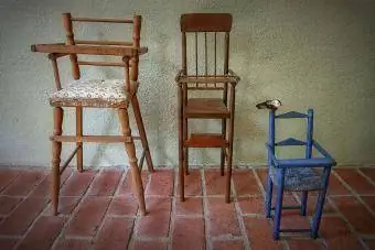tre antikke høye stoler