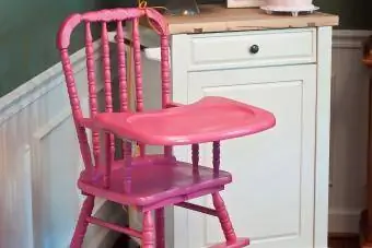 เก้าอี้สูงไม้ทาสีชมพูโบราณ