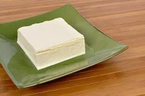 Si të bëni tofu të papërpunuar për pjatat tuaja