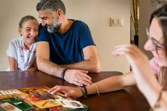 Familia jugando al juego Clue