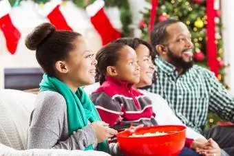 Szczęśliwa rodzina ogląda świąteczny film
