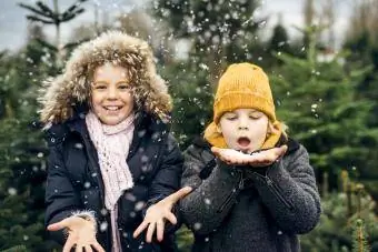 Bror og søster koser seg med snø