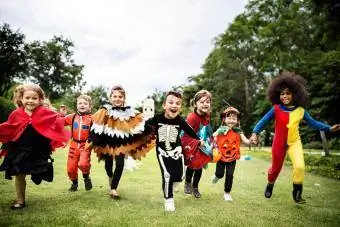 Klein kindertjies by 'n Halloween-partytjie