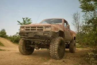 Modderige Toyota pick-up uit 1984