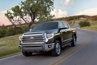 Toyota Tundra 2018 melaju di jalan raya