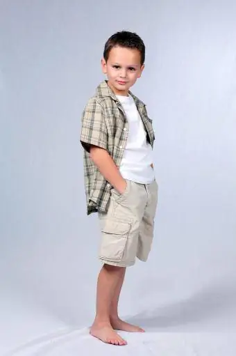 Mladý chlapec modelování oblečení pro katalog