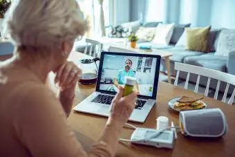Gruaja e moshuar që konsultohet me mjekun në internet