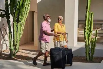 Një çift i pjekur mbërrijnë në një bashkësi pensioni festash