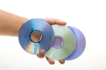 Mano che tiene diversi compact disc