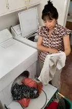 çamaşırları kurutucudan çıkaran kadın