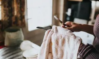 mujer puliendo cubiertos de plata