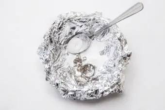 gümüşü parlatmak için alüminyum folyo ve kabartma tozu kullanmak