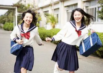 adolescente în uniforme școlare