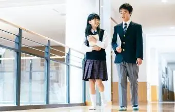 Des lycéens japonais traînent ensemble