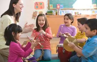 Elever som spelar musikinstrument i klassrummet