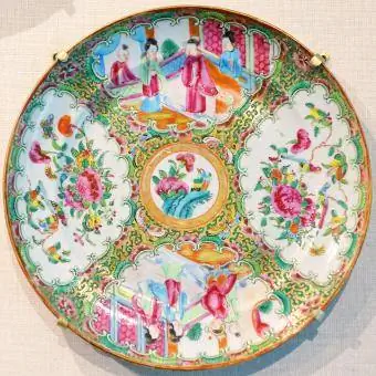 Porcelan z vzorcem rožnega medaljona