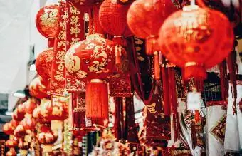 Kiinalaisen uudenvuoden koristeet ja koristeet