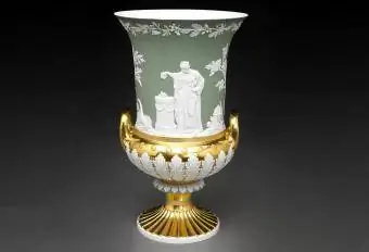 Lub vase plooj (porcelain) ua ntawm Meissen manufactory hauv Wedgwood style