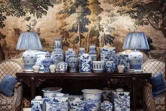 Una colección de maceteros chinos de porcelana azul y blanca.