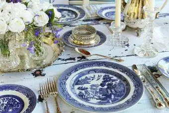 Matrimonio vintage con piatti in salice blu