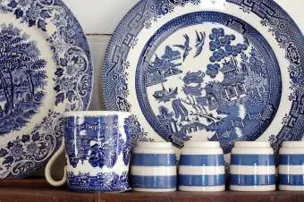 Mėlyni porcelianiniai indai ant senos komodos